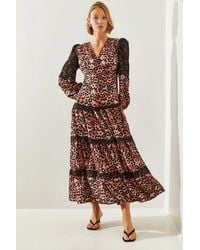 Bianco Lucci - Langes Kleid Mit Leopardenmuster, V-Ausschnitt Und Spitze – Tief Ausgeschnittener Rücken 21760 Für Damen - Lyst
