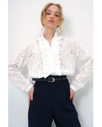 Trend Alaçatı Stili - Weißes, Besticktes, Gewebtes Hemd Mit Vorherrschendem Kragen Und Rüschen Vorne Für Damen - Lyst