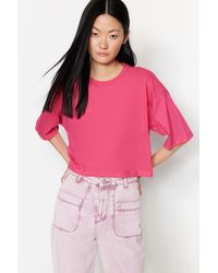 Trendyol - Fuchsiafarbenes, kurz geschnittenes premium-strick-t-shirt aus 100 % baumwolle mit rundhalsausschnitt - Lyst