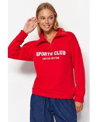 Trendyol - Rotes Fleece-Sweatshirt Mit Slogan Und Dickem Reißverschluss Innen Regular Fit Twoaw23Sw00703 Für Damen - Lyst
