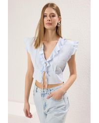 Trendyol - Gestreifte, Gewebte Bluse Mit Bindedetail Für Damen - Lyst