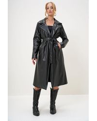 Trend Alaçatı Stili - Schwarzer, Innen Gefütterter Trenchcoat Aus Kunstleder Mit Taillengürtel Für Damen - Lyst