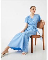 Koton - Gestreiftes langes kleid mit gürtel, v-ausschnitt und kurzen ärmeln - Lyst