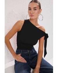 Trendyol - Schwarze, Flexible Strickbluse Mit Asymmetrischem Kragen Und Bindedetail Für Damen - Lyst