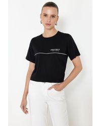 Trendyol - Es, nachhaltigeres strick-t-shirt aus 100 % baumwolle mit entspannten/kurzen paspeln und bedruckung - Lyst