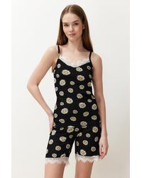 Trendyol - Schwarz-es pyjama-set aus strick mit gänseblümchenmuster und string-trägern - Lyst