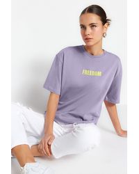 Trendyol - Lilafarbenes Strick-T-Shirt Mit Rundhalsausschnitt, Slogan-Aufdruck, 100 Baumwolle, Entspannte/Bequeme Passform, Für Damen - Lyst