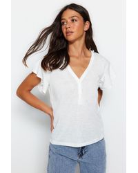 Trendyol - Es, geknöpftes basic-strick-t-shirt in leinenoptik mit v-ausschnitt und rüschenärmeln - Lyst