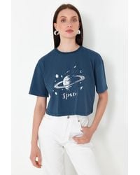Trendyol - Oil – kurzes strick-t-shirt mit planeten-aufdruck, 100 % baumwolle, entspannte/bequeme passform, - Lyst