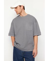 Trendyol - Anthrazitfarbenes oversize-t-shirt aus strukturierter baumwolle mit taschen - Lyst