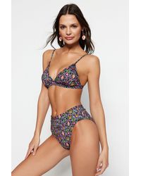 Trendyol - Blumenmuster-dreieck-hipster-bikini-set mit hoher taille und hohem beinausschnitt - Lyst
