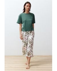Trendyol - Es capri-strick-pyjama-set aus 100 % baumwolle mit blumenmuster - Lyst