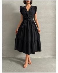 BEJNA - Schwarzes Kleid Mit Volant Und Zweireihigem Ausschnitt Für Damen - Lyst