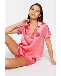 Trendyol - Pyjama-set aus gewebtem hemd und shorts aus satin mit slogan-print in - Lyst