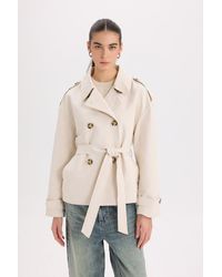 Defacto - Kurzer, Saisonaler, Wasserabweisender Trenchcoat – Zweireihiges Revers Mit Knopftaschen, Epauletten Und Gürtel Für Damen - Lyst