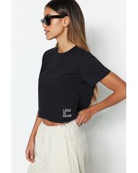 Trendyol - Es, kurzes strick-t-shirt mit rundhalsausschnitt und slogan-print aus 100 % baumwolle - Lyst