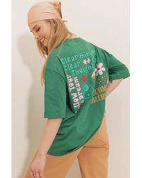 Trend Alaçatı Stili - Es oversize-t-shirt aus 100 % baumwolle mit rundhalsausschnitt vorne und hinten, flockdruck - Lyst
