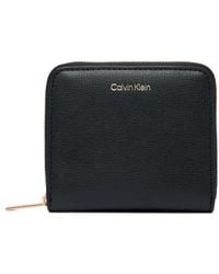 Calvin Klein - Quadratische Geldbörse Mit Reißverschluss Und Metallfolienlogo - Lyst