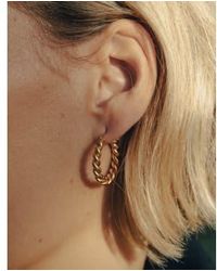 Nordic Muse - Boucles d'oreilles créoles torsadées en or, or imperméable 18 carats sans ternissement - Lyst