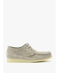 Clarks - Chaussures en daim wallabee en gris pâle - Lyst