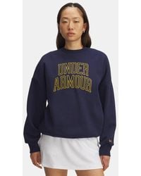 Under Armour - Rival Fleece Varsity Oversized Damesshirt Met Ronde Hals Midnight Marineblauw Goud League - Lyst