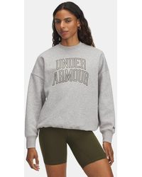 Under Armour - Rival Fleece Varsity Oversized Damesshirt Met Ronde Hals Halo Grijs Light Heather Expedition Groente - Lyst