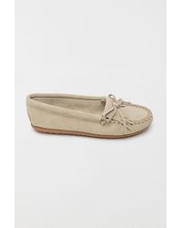 Minnetonka - Suede Kilty Hardsole Moccasins Shoe - Lyst