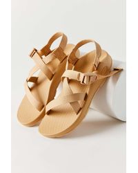 chacos urban outfitters