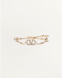 Valentino Garavani - Vロゴ シグネチャー メタル X スワロフスキー®クリスタル X パール ブレスレット 女性 ゴールド - Lyst