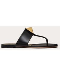 Valentino Garavani - One Stud Flat Thong Sandal In Calfskin - Lyst