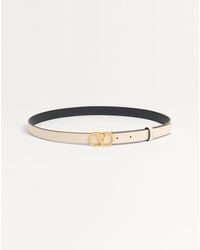 Valentino Garavani - Vロゴ シグネチャー シャイニーカーフスキン ベルト 20mm 女性 アイボリー - Lyst