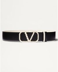 Valentino Garavani - Cinturón Reversible De Cuero Brilloso De Becerro De 40 Mm Con Perlas Y Con El Vlogo Signature Mujer - Lyst