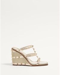 Valentino Garavani - Rockstud Wedge-Sandalen Aus Laminiertem Nappaleder Mit Cornely-Stickerei 100 Mm Frau - Lyst