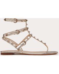 Valentino Garavani - Rockstud Metallic Flat Flip-flop Sandal - Lyst