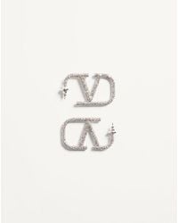 Valentino Garavani - Vロゴ シグネチャー メタル X スワロフスキー®クリスタル ピアス 女性 パラジウム/クリスタル - Lyst