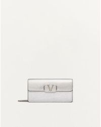 Valentino Garavani - Portefeuille À Chaîne Vlogo Signature En Cuir De Veau Grainé Métallisé Femme - Lyst