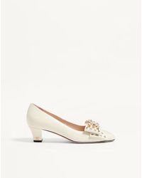 Valentino Garavani - ボウワウ スタッズ キッドスキン パンプス 45mm 女性 アイボリー - Lyst