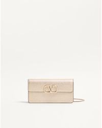 Valentino Garavani - Portefeuille À Chaîne Vlogo Signature En Cuir De Veau Grainé Métallisé Femme - Lyst