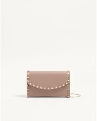 Valentino Garavani - Portefeuille À Chaîne Rockstud En Cuir De Veau Grainé Femme - Lyst