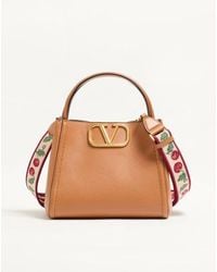 Valentino Garavani - Sac À Main Moyen Alltime En Cuir De Veau Grainé Avec Bandoulière Ruban Brodée Du Motif Cherryfic Femme - Lyst