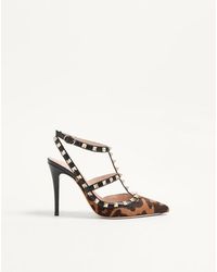 Valentino Garavani - ロックスタッズ ポニーエフェクトカーフスキン ストラップパンプス 100mm 女性 アニマリエ - Lyst