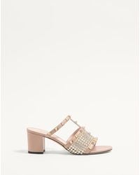 Valentino Garavani - ロックスタッズ ラインストーン カーフスキン スライドサンダル 60mm 女性 クリスタル/ローズシナモン - Lyst