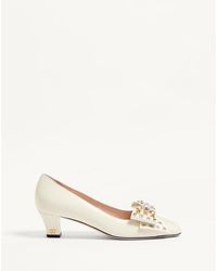 Valentino Garavani - ボウワウ スタッズ キッドスキン パンプス 45mm 女性 アイボリー - Lyst