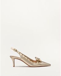 Valentino Garavani - ロックスタッズ ラミネートナッパレザー X トーンスタッズ ボウ スリングバックパンプス 60mm 女性 プラチナ - Lyst