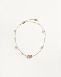 Valentino Garavani - Vロゴ シグネチャー メタル X スワロフスキー®クリスタル X パール ネックレス 女性 ゴールド - Lyst