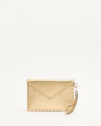 Valentino Garavani - ロックスタッズ ラミネートグレインカーフスキン クラッチバッグ 女性 アンティークブラス - Lyst