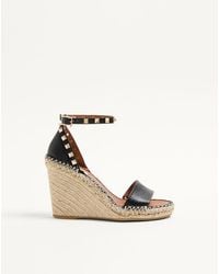 Valentino Garavani - Double Rockstud Grainy Calfskin Wedge Sandal 105 Mm 34 - Lyst