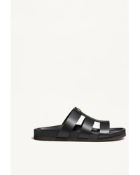 Valentino Garavani - スタッズシールド カーフスキン スライドサンダル - Lyst