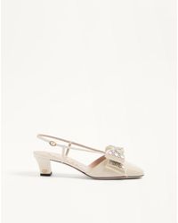 Valentino Garavani - ボウワウ ミラー X クリスタル X キッドスキン スリングバック パンプス45mm 女性 アイボリー/シルバー - Lyst