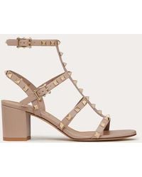 Valentino Garavani - ロックスタッズ カーフスキン ストラップサンダル 60mm 女性 パウダー - Lyst